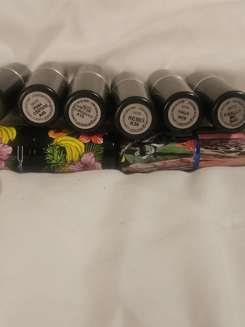 MAC Cosmetics HUGE 20 Lipstick bundle in Pink, Red, Nude, Purple.